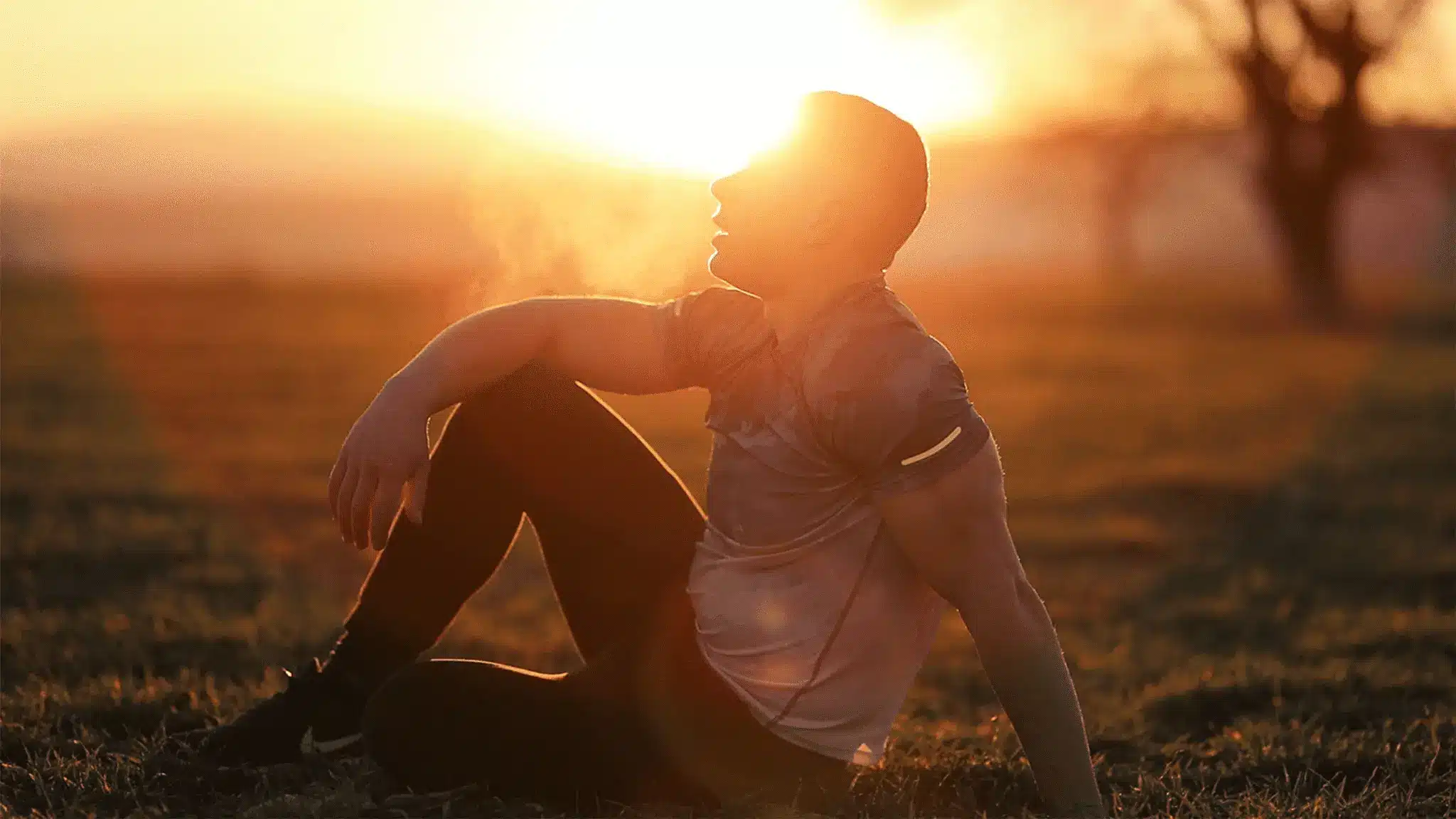 Persona respirando de forma consciente al aire libre, representando la terapia de hipoxia intermitente