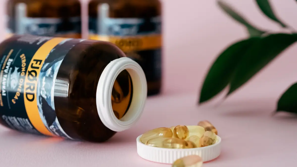 Suplementos naturales para la longevidad sobre superficie clara, incluyendo rhodiola y vitaminas