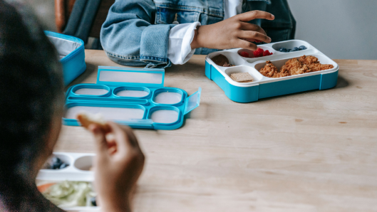 Comedor escolar para niños con comida saludable
