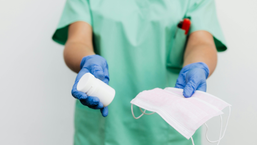 Concepto de prevención de virus con mascarilla médica para médicos