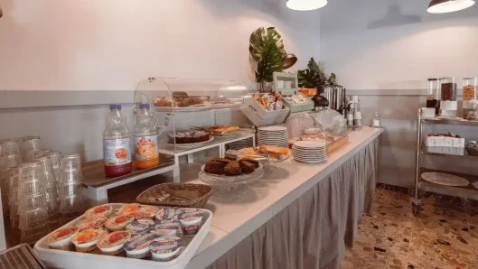 Desayuno bufé de hotel con alimentos frescos