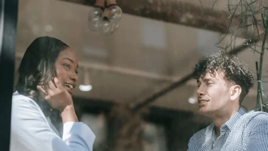 Dos personas manteniendo una conversación sincera y tranquila.