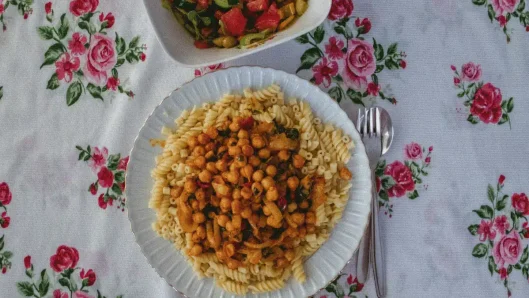 Ensalada fría de garbanzos y verduras saludable