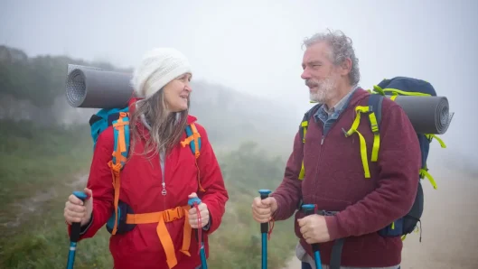 Estilo de vida al aire libre de una pareja de adultos mayores activos