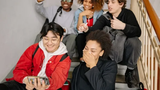 Grupo de adolescentes con teléfonos y redes sociales