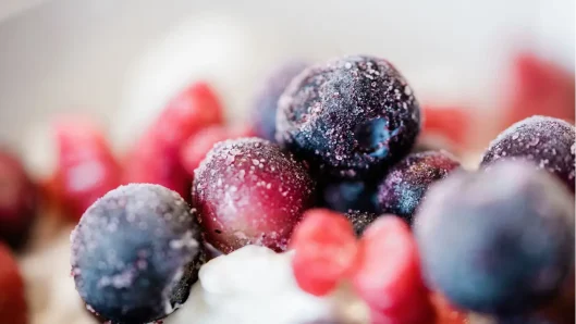 Helado-de-yogur-congelado-con-frutos-rojos-saludable