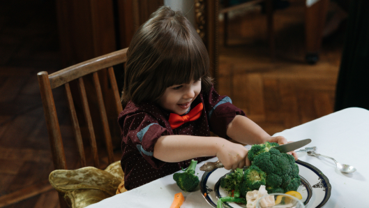 Niña comiendo comida saludable verduras almuerzo