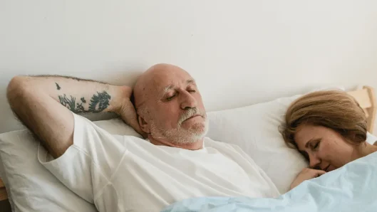 Pareja durmiendo en el dormitorio en una noche tranquila.