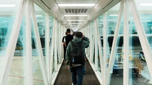 Persona caminando hacia la puerta de embarque