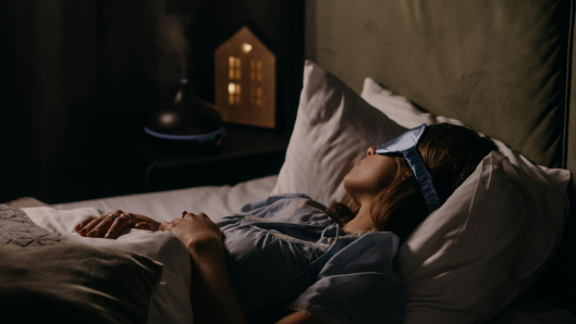 Persona durmiendo en una habitación oscura y tranquila.