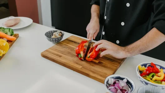 Preparación de verduras saludables para comidas en la cocina