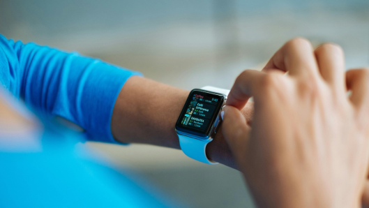 Reloj inteligente portátil para seguimiento de la salud y el estado físico.