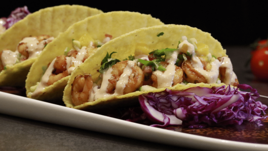 Tacos de lechuga con camarón, mango y aguacate frescos