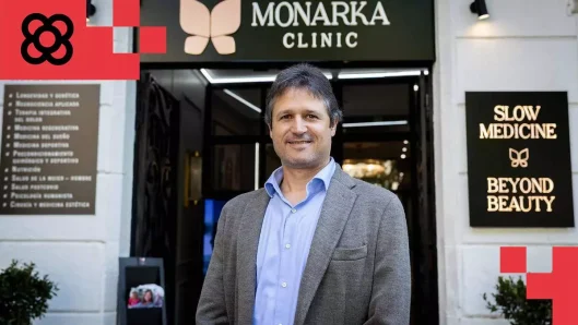 Daniel Muigg, director financiero de Monarka Clinic, posando frente a la entrada de Monarka Clinic con el rótulo de la clínica visible al fondo.