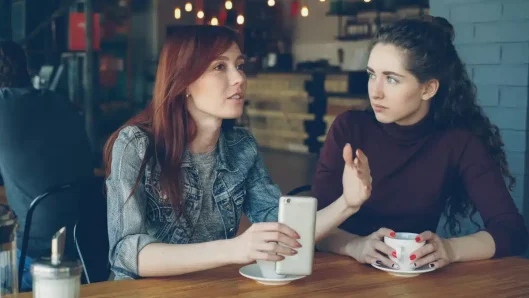 Conversación cara a cara en una cafetería