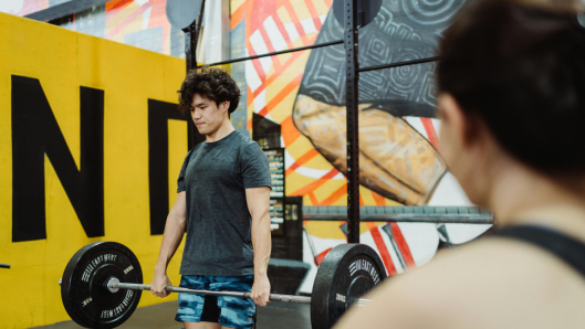 hombre mujer gimnasio entrenamiento de fuerza pesas