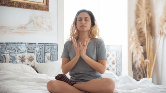 mujer-meditando-calma-atencion-plena-manana