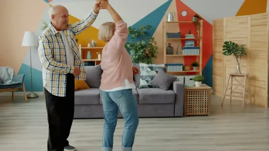 Pareja mayor bailando en casa