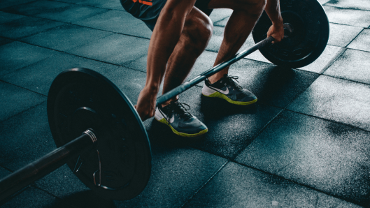 persona, gimnasio, entrenamiento de fuerza, progreso gradual