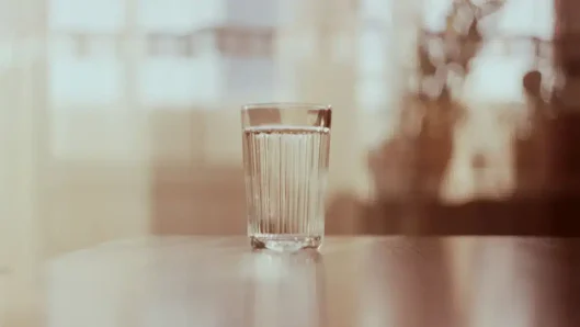 vidrio, agua, luz natural, minimalista